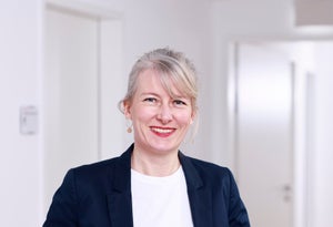Rabea Karthoff lächelt in die Kamera Rabea Karthoff lächelt in die Kamera