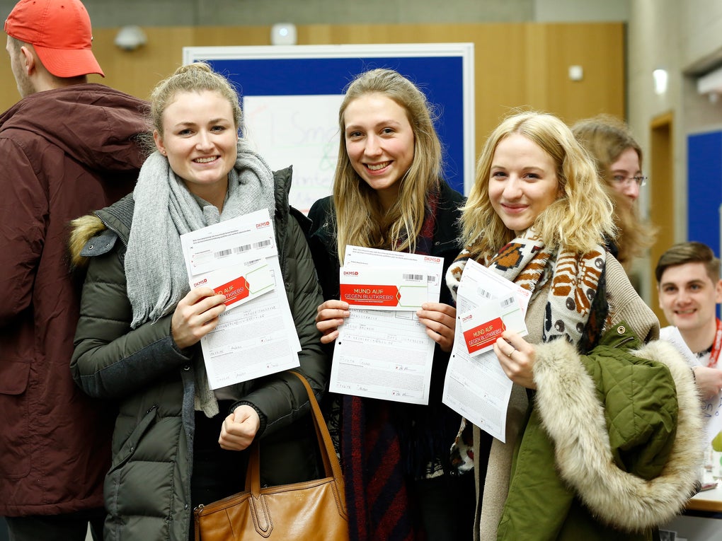 drei junge Frauen mit Registrierungssets drei junge Frauen mit Registrierungssets