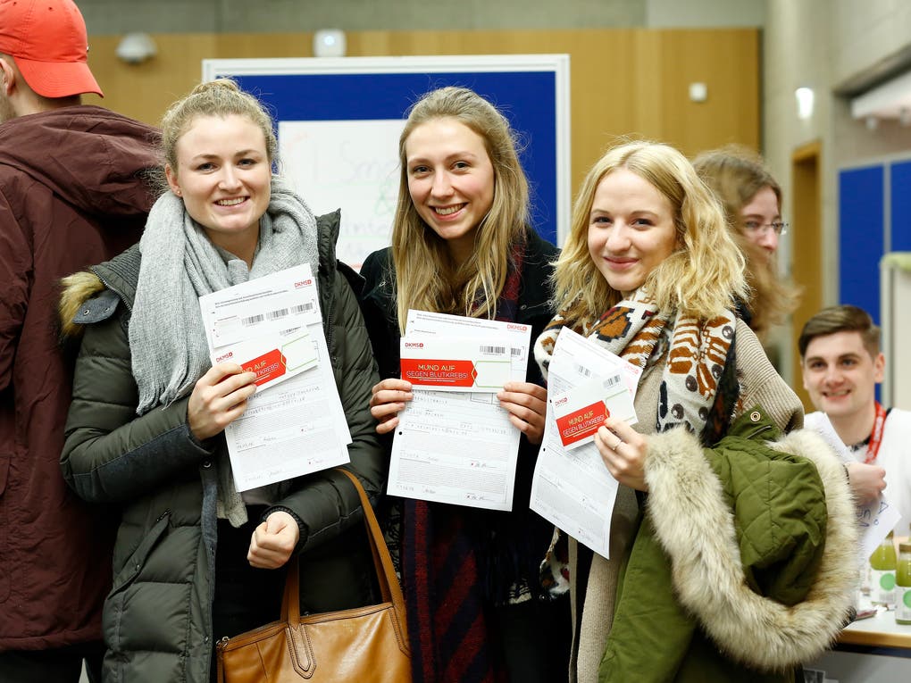 drei junge Frauen mit Registrierungssets drei junge Frauen mit Registrierungssets
