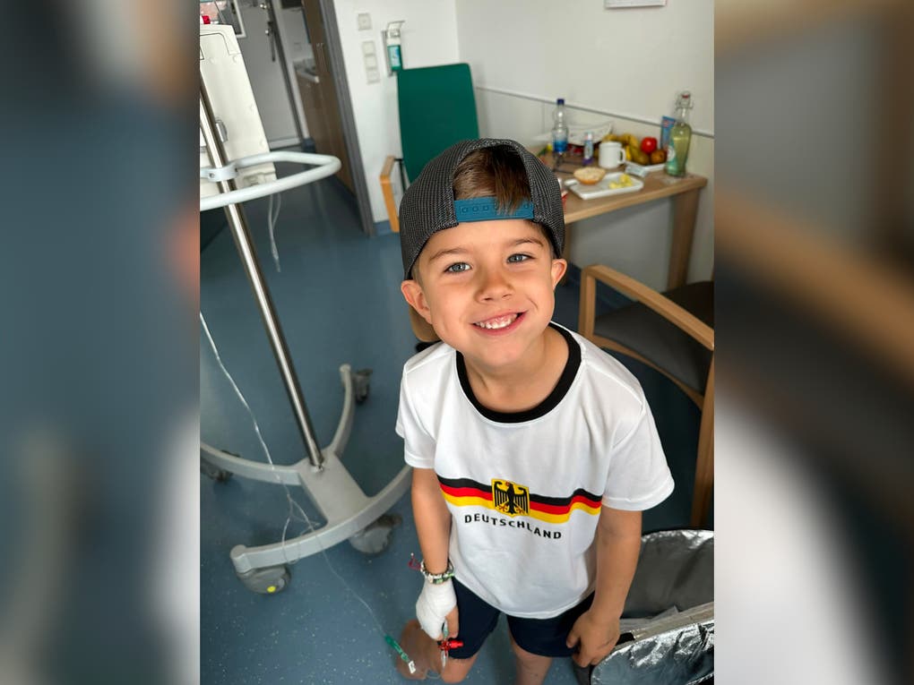 Ein Junge, der mit einer Tüte voller Lebensmittel in einem Zimmer steht Ein Junge, der mit einer Tüte voller Lebensmittel in einem Zimmer steht