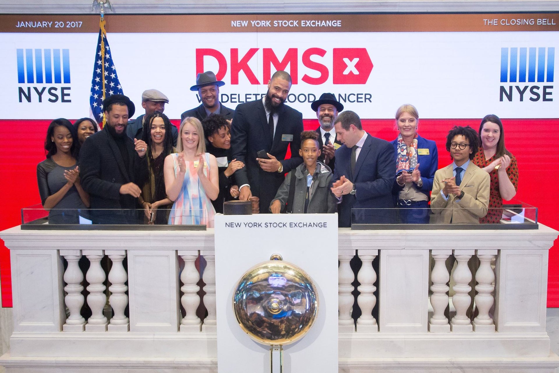 NBA-Profi Tyson Chandler läutet die Glocke an der Wall Street für die DKMS NBA-Profi Tyson Chandler läutet die Glocke an der Wall Street für die DKMS