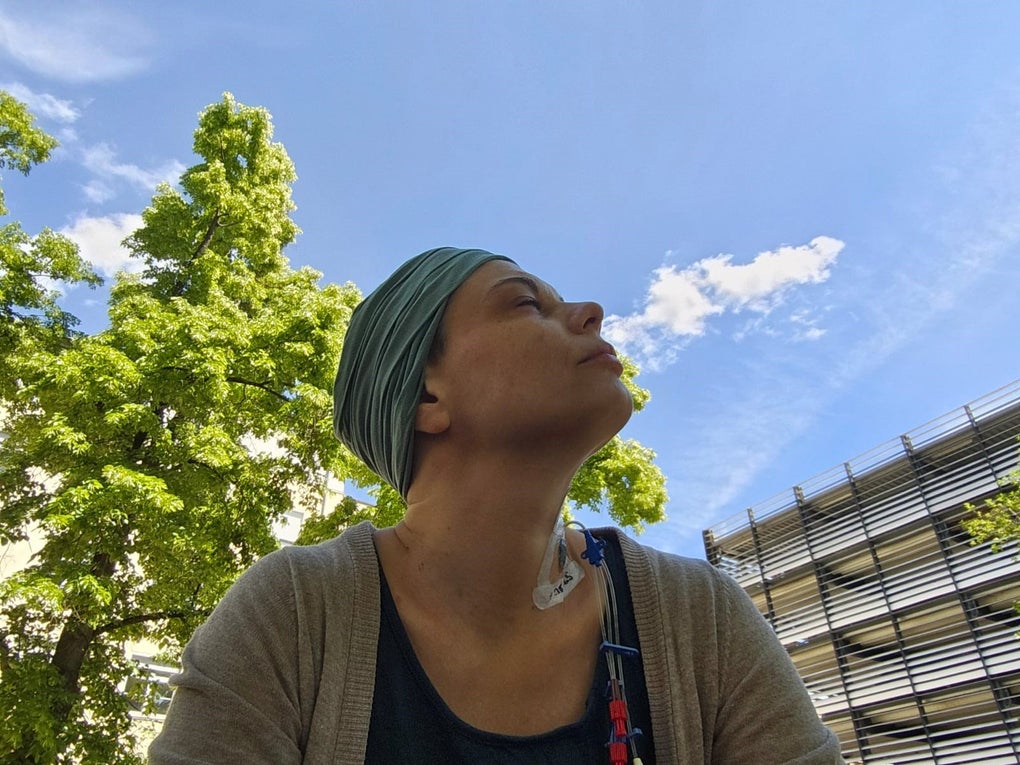 Eine Frau mit einem Kopftuch auf dem Kopf schaut in den Himmel. Eine Frau mit einem Kopftuch auf dem Kopf schaut in den Himmel.