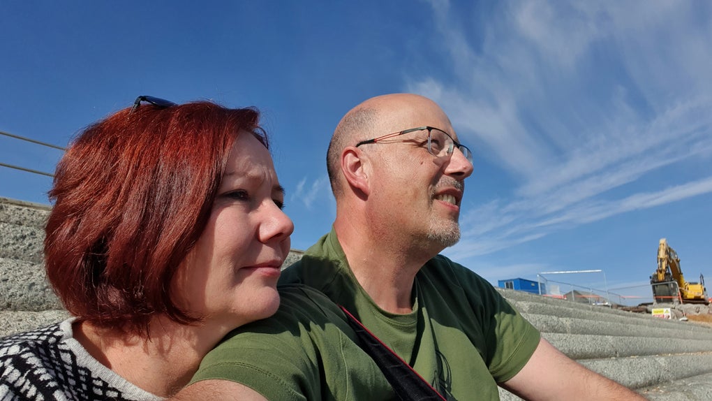 Patientin Yvonne sitz mit ihrem Partner auf einer Treppe Patientin Yvonne sitz mit ihrem Partner auf einer Treppe