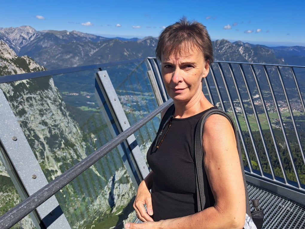 eine Frau lächelt für ein Foto auf einer Aussichtsplattform eine Frau lächelt für ein Foto auf einer Aussichtsplattform