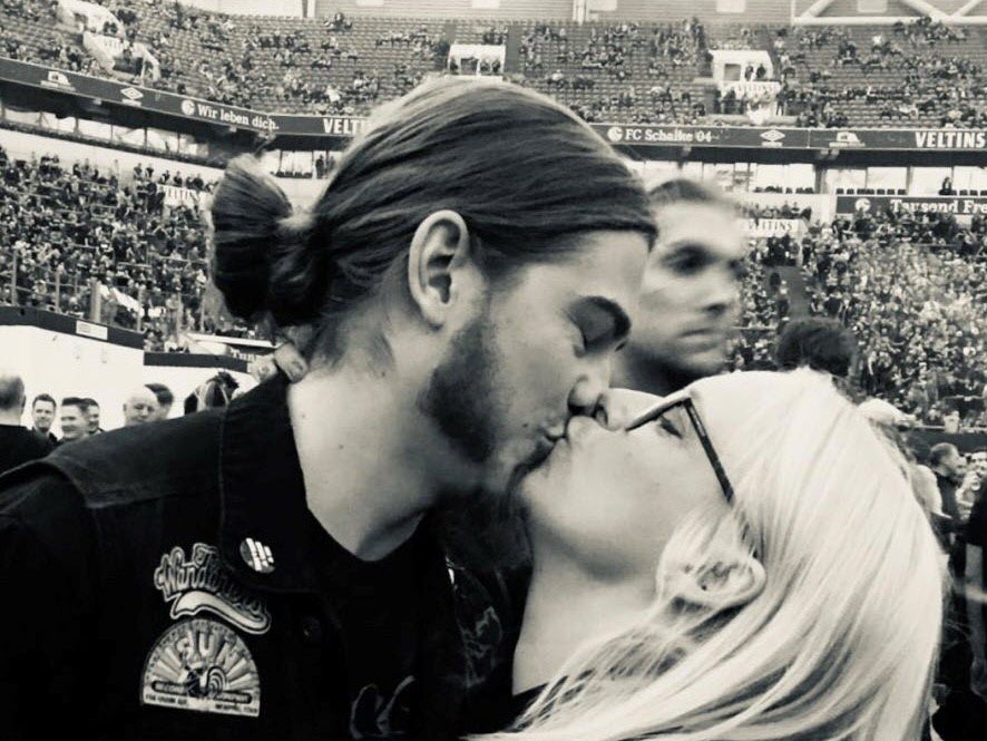 Patient Volker mit seiner Frau in der Veltins Arena Patient Volker mit seiner Frau in der Veltins Arena