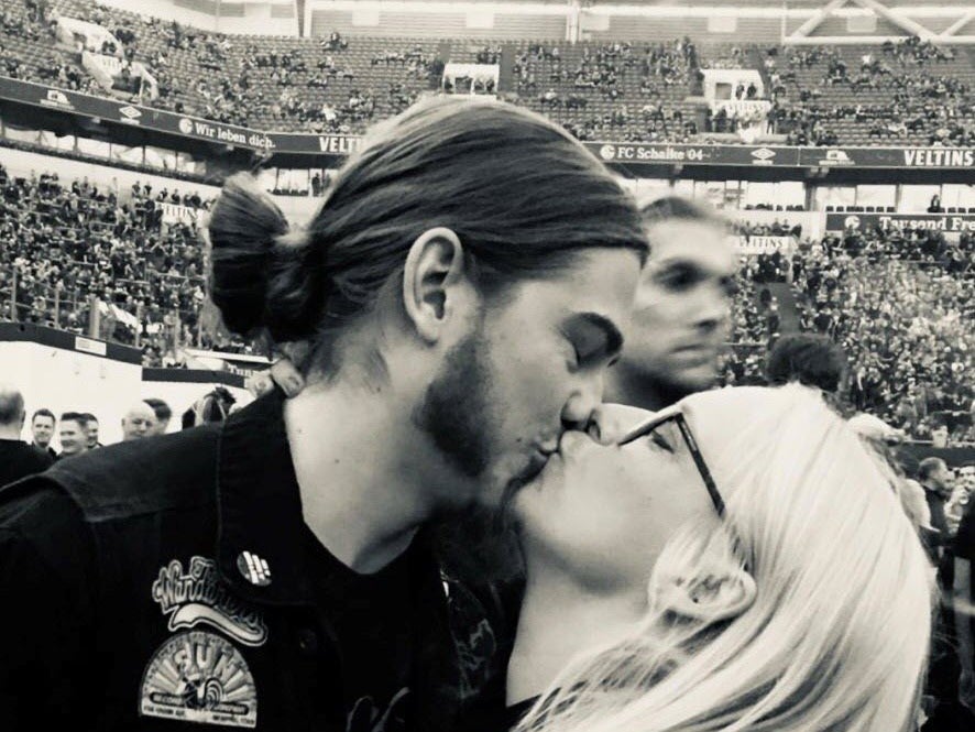 Patient Volker mit seiner Frau in der Veltins Arena Patient Volker mit seiner Frau in der Veltins Arena