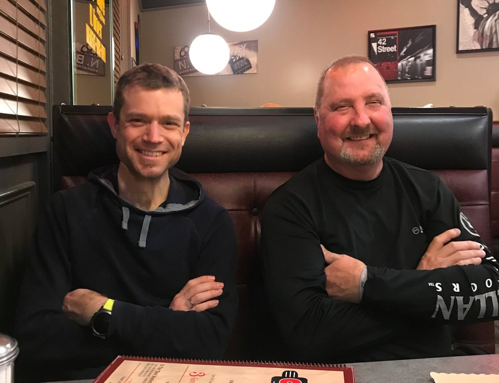 Zwei Männer sitzen an einem Tisch Zwei Männer sitzen an einem Tisch