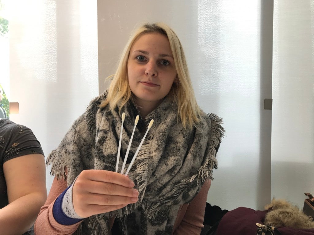 Vivien Triepel, Auszubildende zur Kauffrau im Einzelhandel im ersten Ausbildungsjahr, war eine der ersten, die sich registrieren ließ Vivien Triepel, Auszubildende zur Kauffrau im Einzelhandel im ersten Ausbildungsjahr, war eine der ersten, die sich registrieren ließ