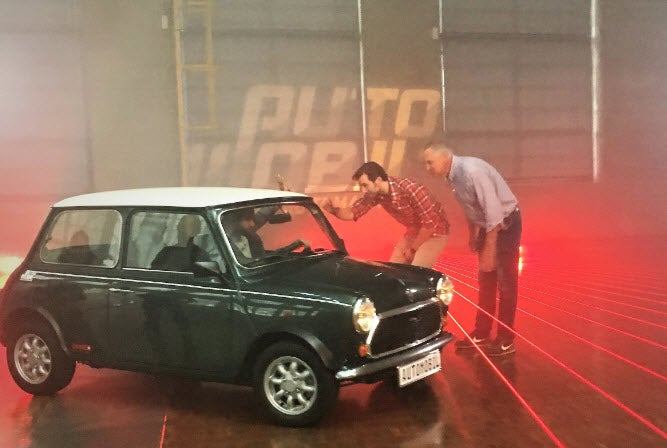 DKMS-Mitarbeiter Emrah Kilic wird im Mini von den Moderatoren Andreas Jancke und Albert Königshausen verabschiedet (v.l.). DKMS-Mitarbeiter Emrah Kilic wird im Mini von den Moderatoren Andreas Jancke und Albert Königshausen verabschiedet (v.l.).