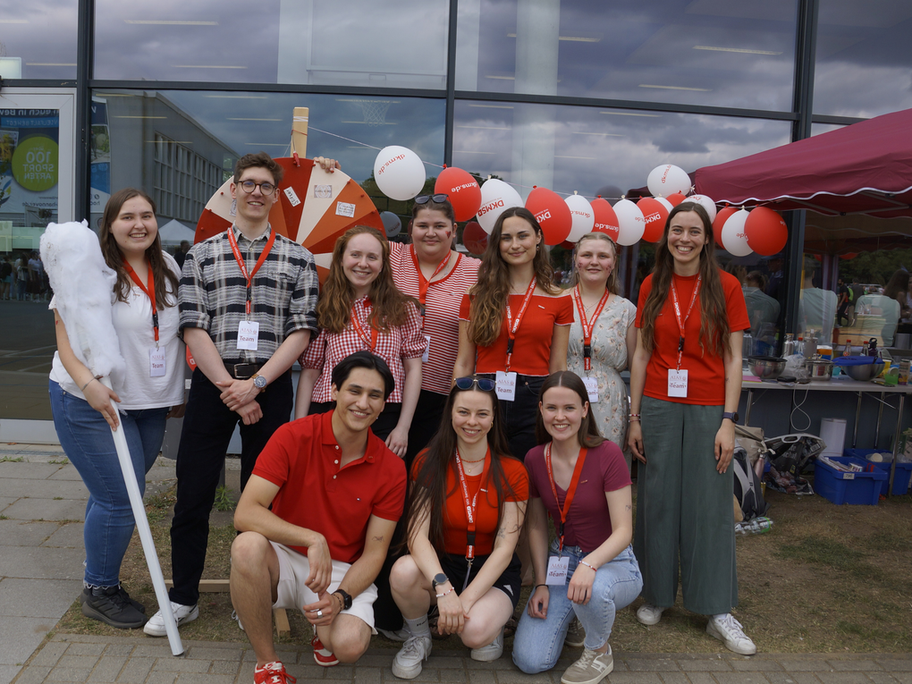 Eine Gruppe von Menschen posiert für ein Foto Eine Gruppe von Menschen posiert für ein Foto