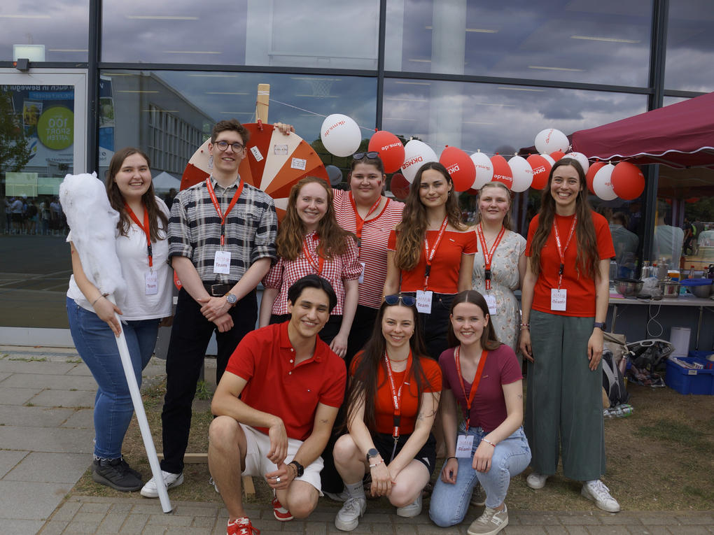 Eine Gruppe von Menschen posiert für ein Foto Eine Gruppe von Menschen posiert für ein Foto