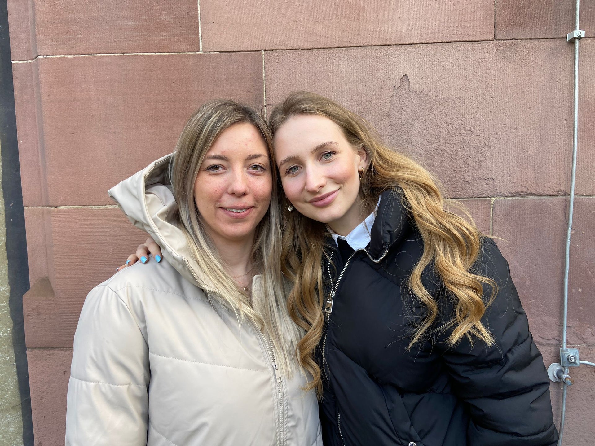 zwei Frauen posieren für ein Bild zwei Frauen posieren für ein Bild