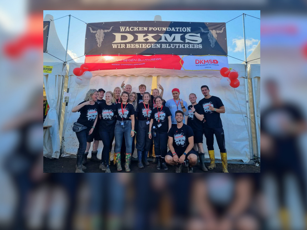 Eine Gruppe von Menschen, die für ein Foto posieren Eine Gruppe von Menschen, die für ein Foto posieren