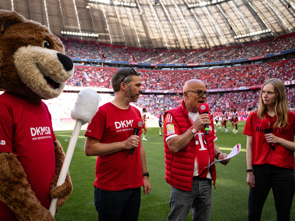 Foto eines Interviews der DKMS beim Spiel FC Bayern gegen 1. FC Heidenheim Foto eines Interviews der DKMS beim Spiel FC Bayern gegen 1. FC Heidenheim