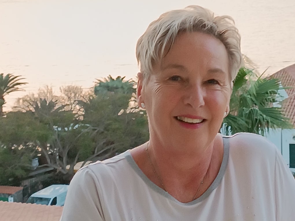 Eine Frau lächelt in die Kamera Eine Frau lächelt in die Kamera