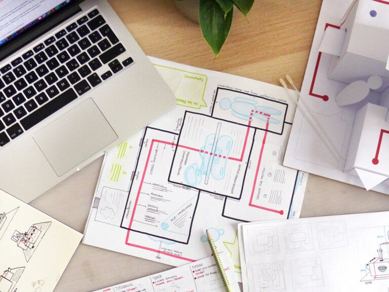 Ein Laptop und Papiere auf einem Schreibtisch Ein Laptop und Papiere auf einem Schreibtisch