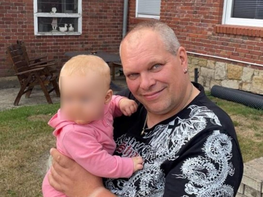 Frank hält ein Baby im Arm. Frank hält ein Baby im Arm.