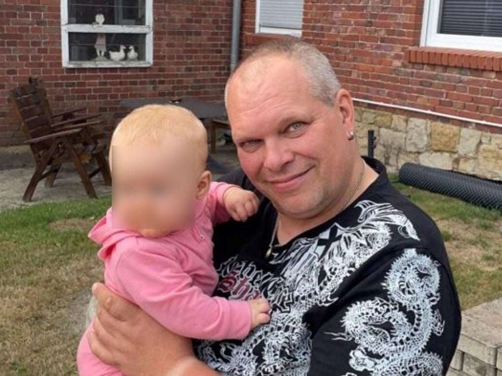 Frank hält ein Baby im Arm. Frank hält ein Baby im Arm.