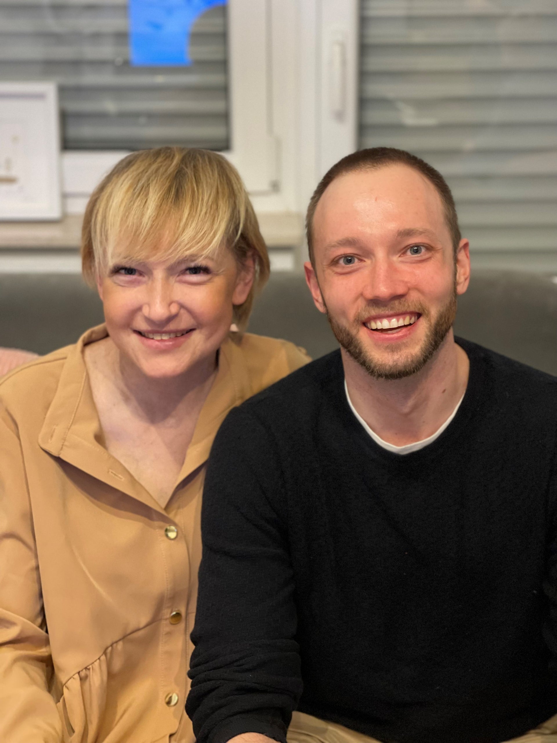 Ein Mann und eine Frau lächeln für ein Foto Ein Mann und eine Frau lächeln für ein Foto