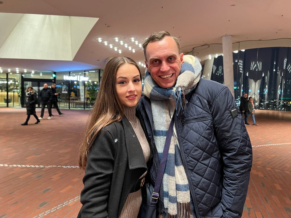 Ein Mann und eine Frau stehen zusammen in einem Gebäude Ein Mann und eine Frau stehen zusammen in einem Gebäude