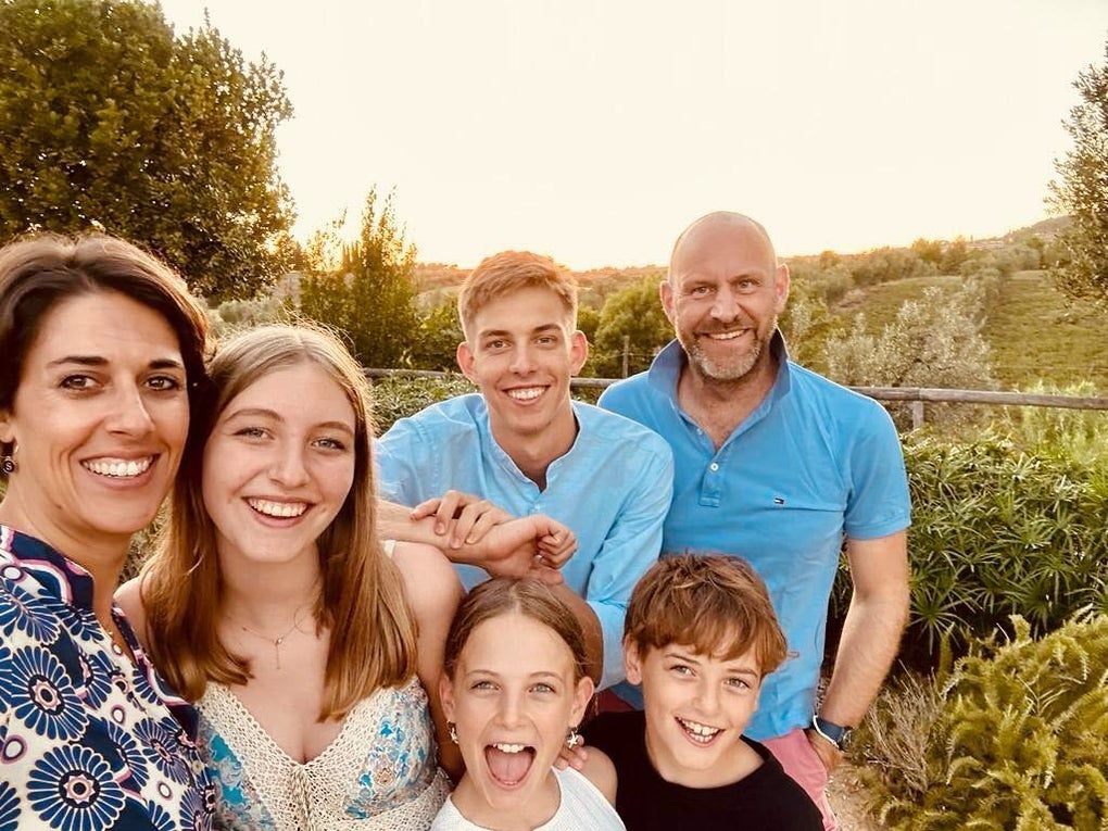 Patient Stephan macht ein Selfie mit seiner Familie vor schöner Kulisse. Patient Stephan macht ein Selfie mit seiner Familie vor schöner Kulisse.
