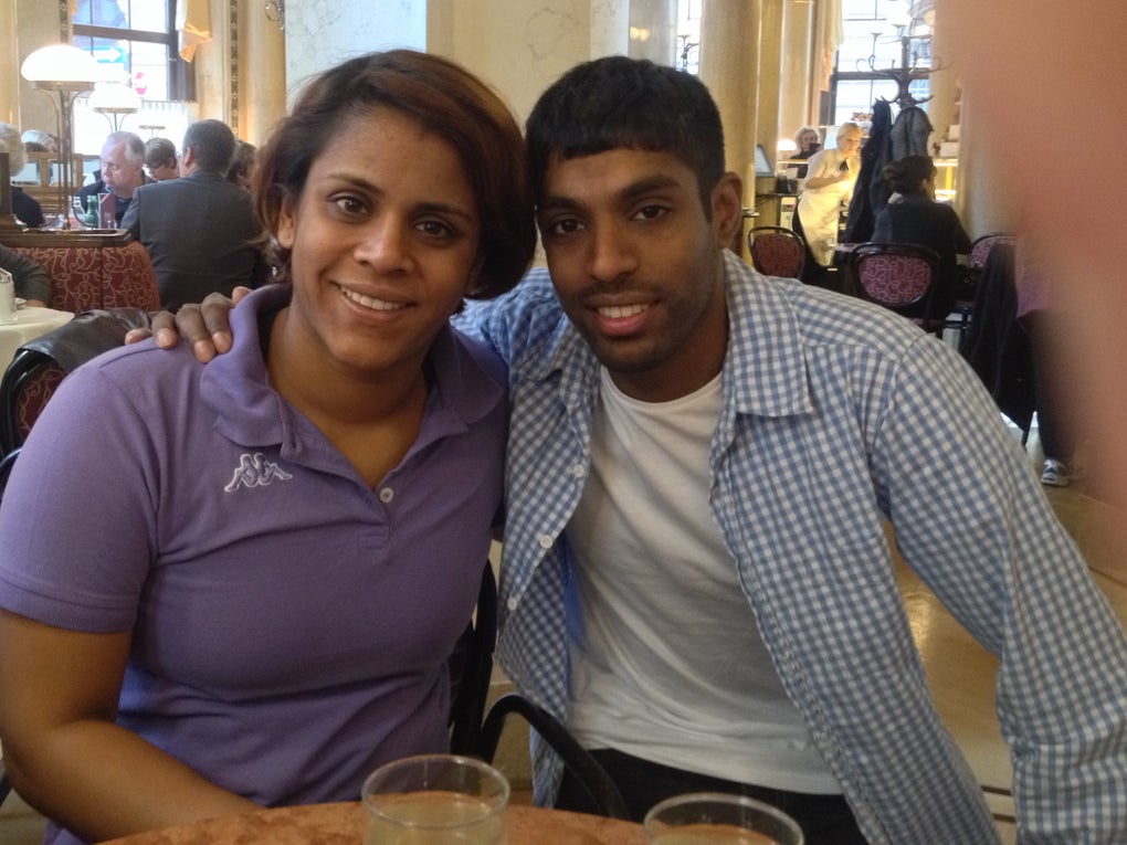 Ein Mann und eine Frau sitzen an einem Tisch und posieren für ein Foto Ein Mann und eine Frau sitzen an einem Tisch und posieren für ein Foto