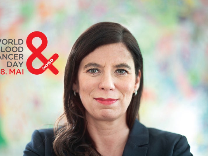 Eine Frau mit dunklem Haar posiert für ein Bild Eine Frau mit dunklem Haar posiert für ein Bild