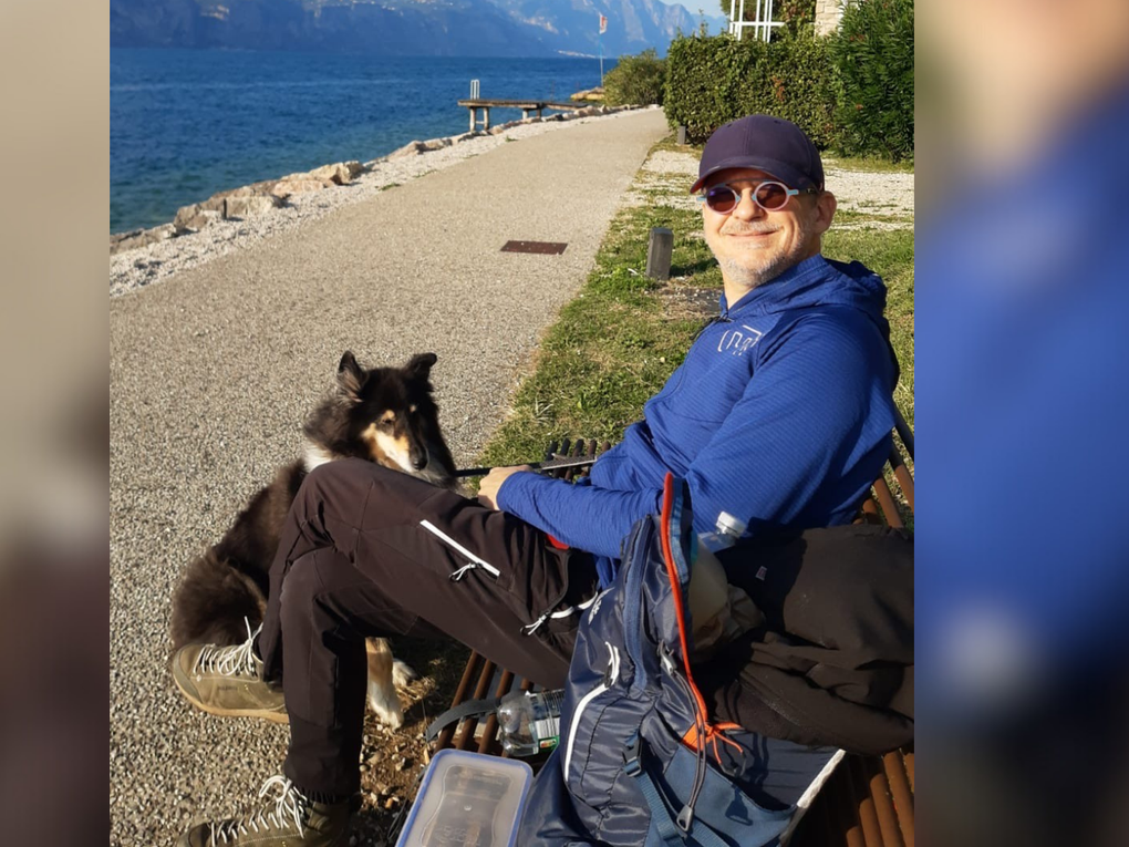 Ein Mann und ein Hund sitzen am Meer. Ein Mann und ein Hund sitzen am Meer.
