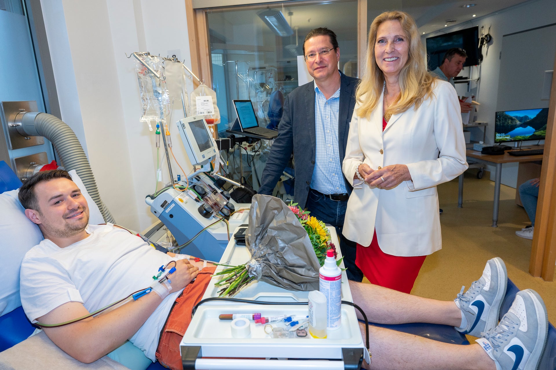 Spender Hendrik Hubertus Bergers mit Prof. Gero Hütter (ärztlicher Leiter DKMS Collection Center) und Dr. Elke Neujahr (Global CEO DKMS) Spender Hendrik Hubertus Bergers mit Prof. Gero Hütter (ärztlicher Leiter DKMS Collection Center) und Dr. Elke Neujahr (Global CEO DKMS)