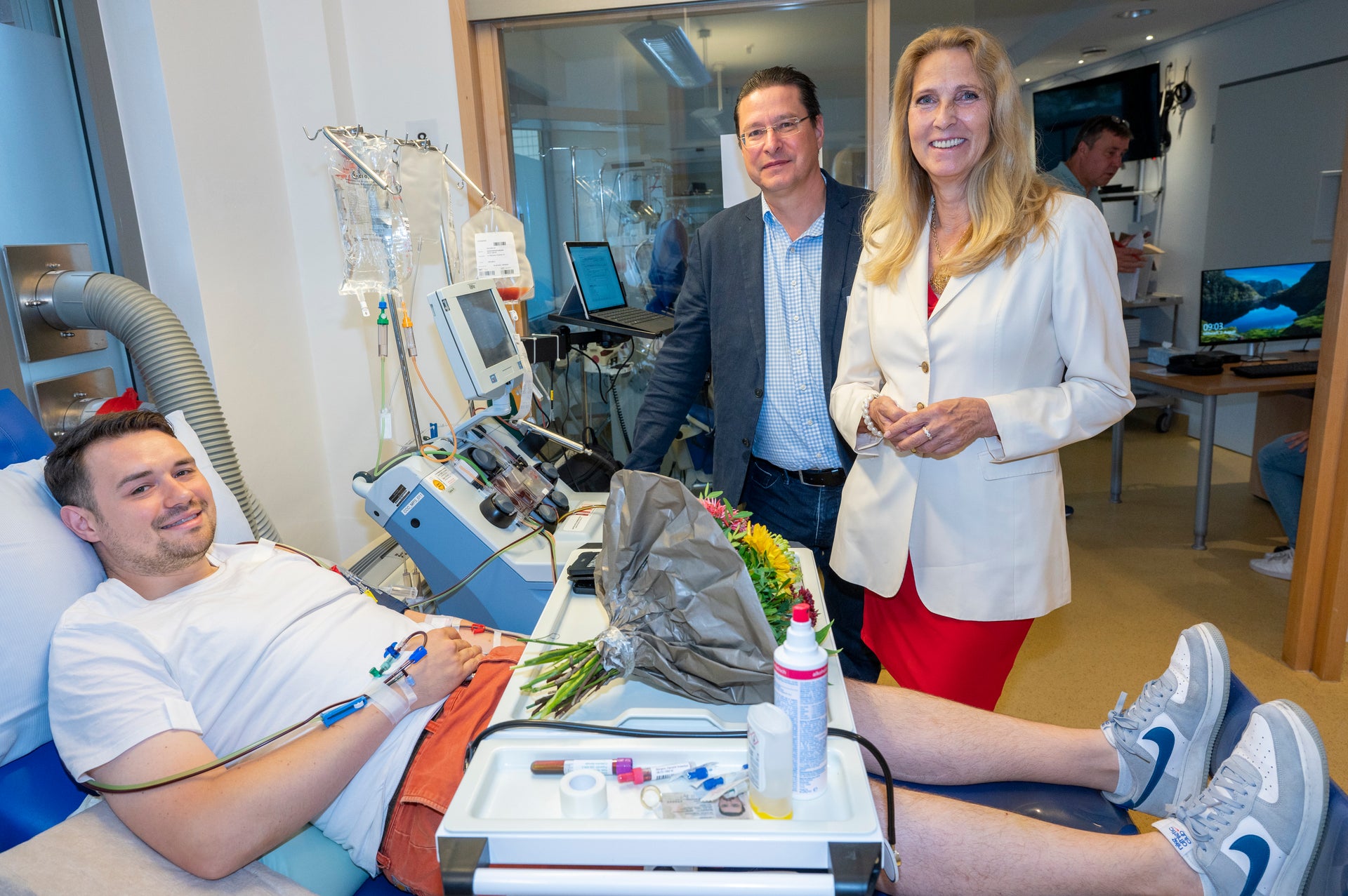 Spender Hendrik Hubertus Bergers mit Prof. Gero Hütter (ärztlicher Leiter DKMS Collection Center) und Dr. Elke Neujahr (Global CEO DKMS) Spender Hendrik Hubertus Bergers mit Prof. Gero Hütter (ärztlicher Leiter DKMS Collection Center) und Dr. Elke Neujahr (Global CEO DKMS)