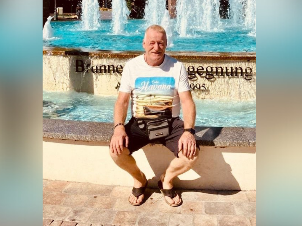 Ein Mann sitzt an einem Springbrunnen. Ein Mann sitzt an einem Springbrunnen.