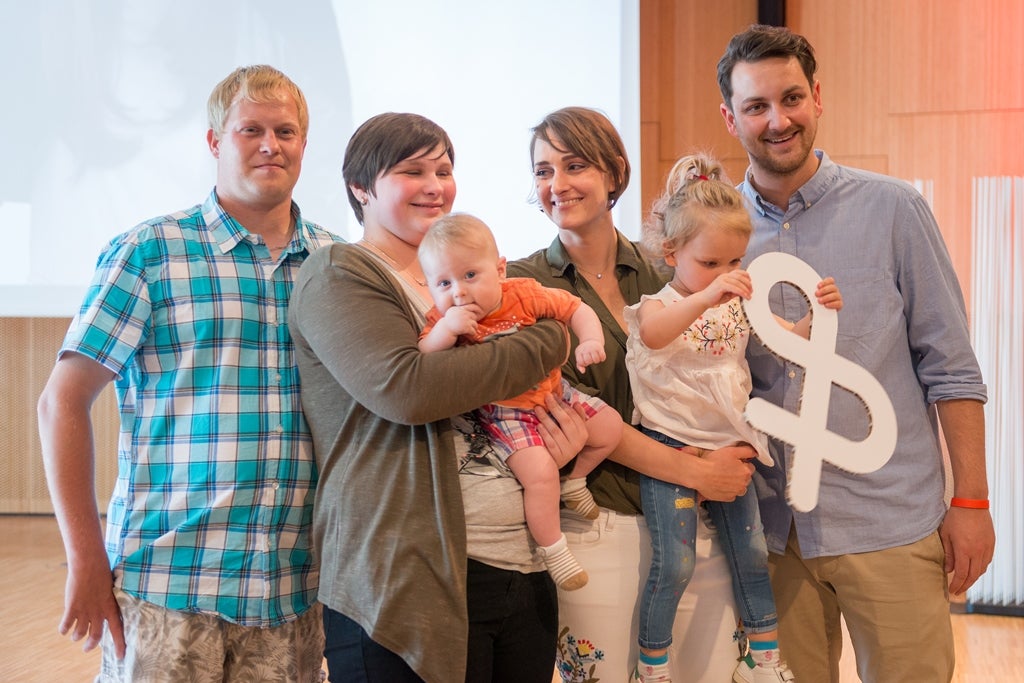 V.l. Daniel Miersch, Spenderin Justin Wolf mit Baby Till, Eva Fidler mit Tochter Emilia und Mann David (Fotocredit: V.l. Daniel Miersch, Spenderin Justin Wolf mit Baby Till, Eva Fidler mit Tochter Emilia und Mann David (Fotocredit: