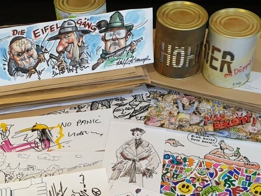 Eine Gruppe bemalter Karten und Dosen Eine Gruppe bemalter Karten und Dosen