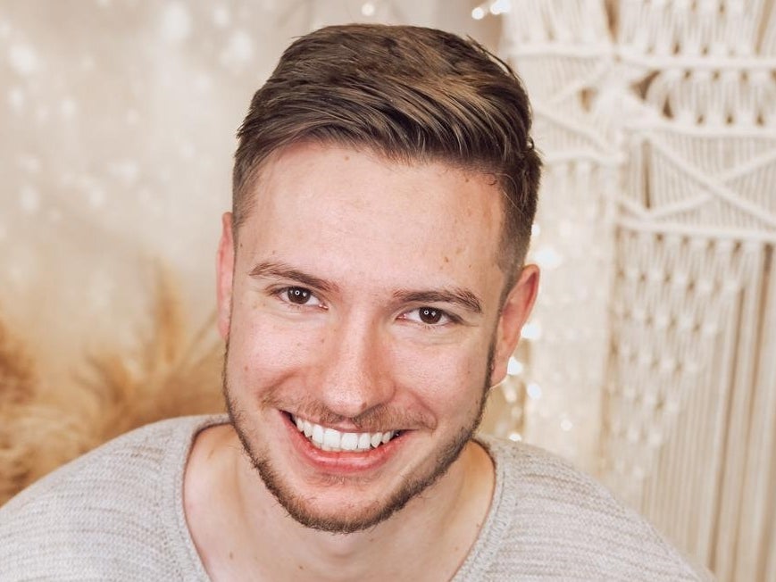 Ein Mann lächelt in die Kamera Ein Mann lächelt in die Kamera
