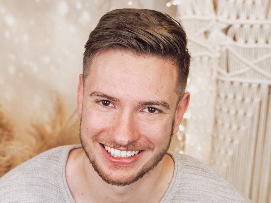 Ein Mann lächelt in die Kamera Ein Mann lächelt in die Kamera