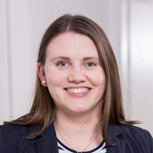 Eine Frau lächelt in die Kamera Eine Frau lächelt in die Kamera