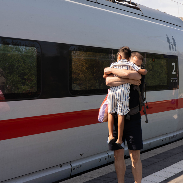 Am Bahnhof umarmt Spender Sven Shahil Am Bahnhof umarmt Spender Sven Shahil