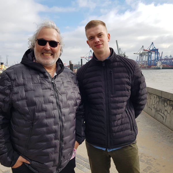 Arno und Nico stehen nebeneinander und lächeln in die Kamera Arno und Nico stehen nebeneinander und lächeln in die Kamera