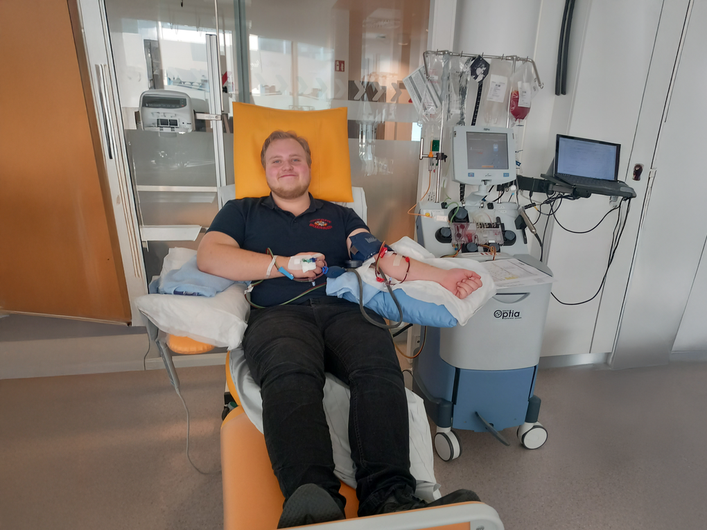 Stammzellspender Michel bei der Stammzellspende liegend im Krankenhaus Stammzellspender Michel bei der Stammzellspende liegend im Krankenhaus