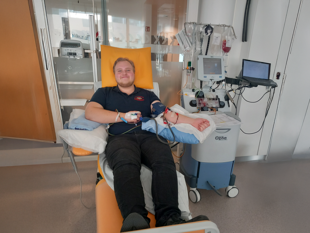 Stammzellspender Michel bei der Stammzellspende liegend im Krankenhaus Stammzellspender Michel bei der Stammzellspende liegend im Krankenhaus