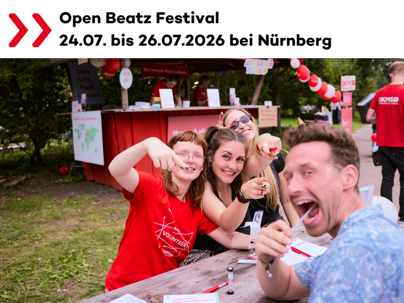 Foto einer Gruppe von Festivalbesucher:innen vor dem DKMS-Stand Foto einer Gruppe von Festivalbesucher:innen vor dem DKMS-Stand