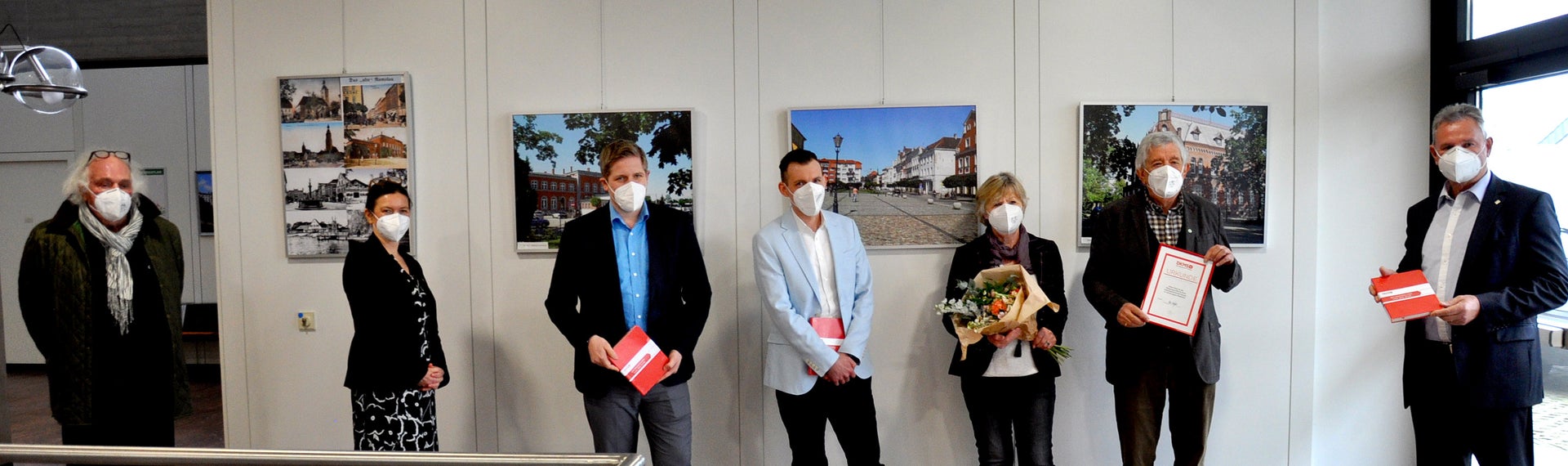 Als Förderkreis für tumor- und leukämieerkrankte Kinder hilft die Gruppe Menschen, die sich nicht selbst helfen können
Eine Gruppe von Menschen steht mit Masken und Urkunden vor einer Wand Als Förderkreis für tumor- und leukämieerkrankte Kinder hilft die Gruppe Menschen, die sich nicht selbst helfen können
Eine Gruppe von Menschen steht mit Masken und Urkunden vor einer Wand