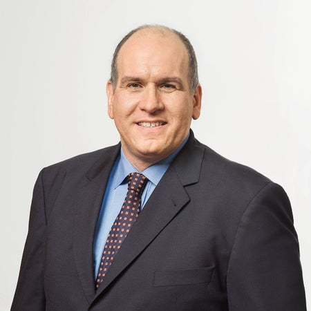 Ein Mann im Anzug lächelt Ein Mann im Anzug lächelt