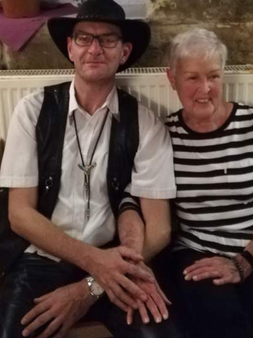 Ein Mann und eine Frau sitzen auf einer Couch