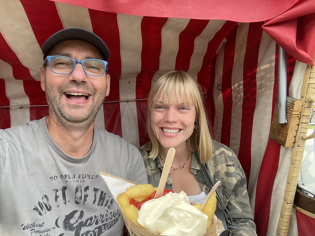 Ein Mann und eine Frau lächelnd in einem Standkorb Ein Mann und eine Frau lächelnd in einem Standkorb