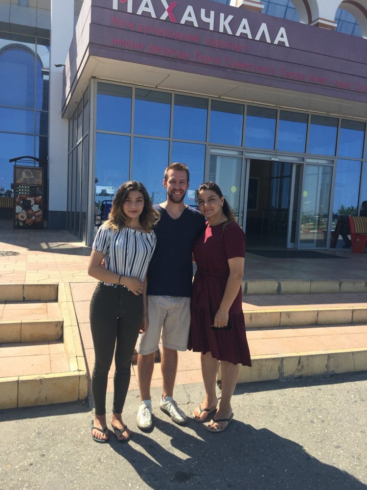 Abschied am Flughafen: Elvira, Christopher und Elviras Mutter (v.l.) Abschied am Flughafen: Elvira, Christopher und Elviras Mutter (v.l.)