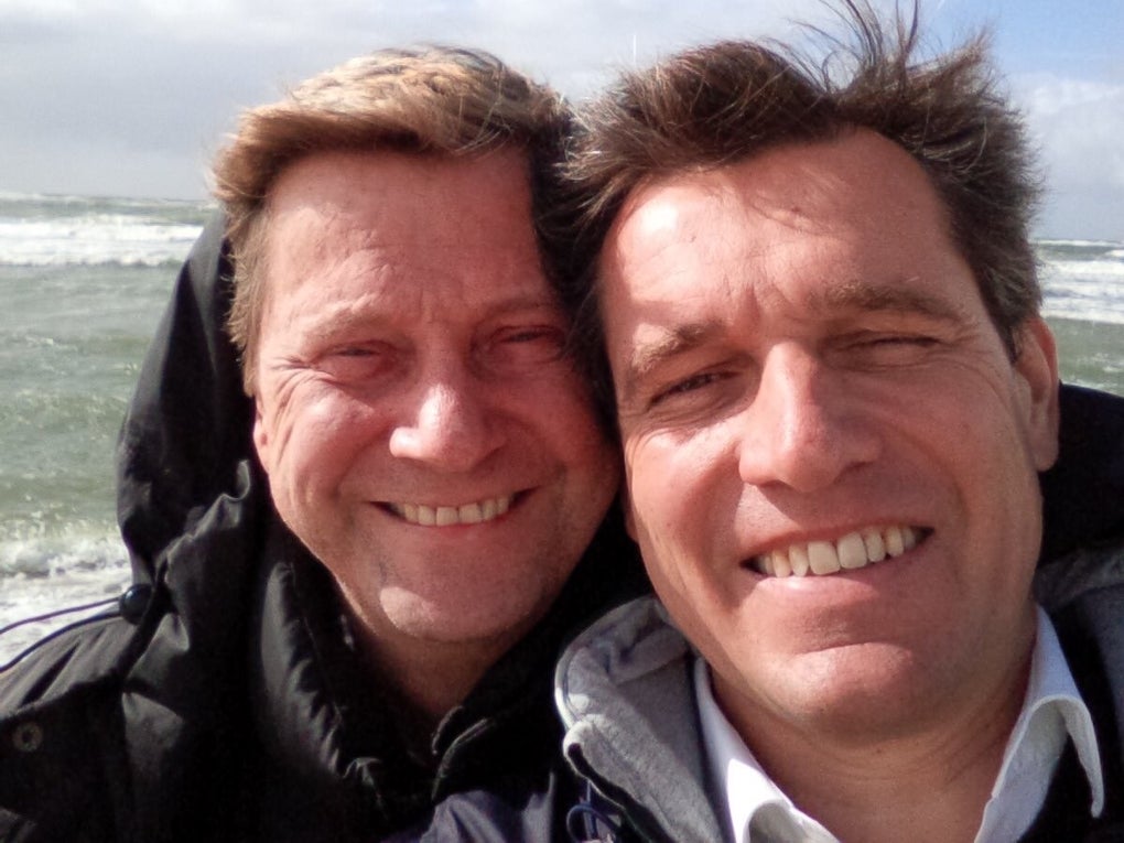 Zwei Männer posieren für ein Selfie Zwei Männer posieren für ein Selfie