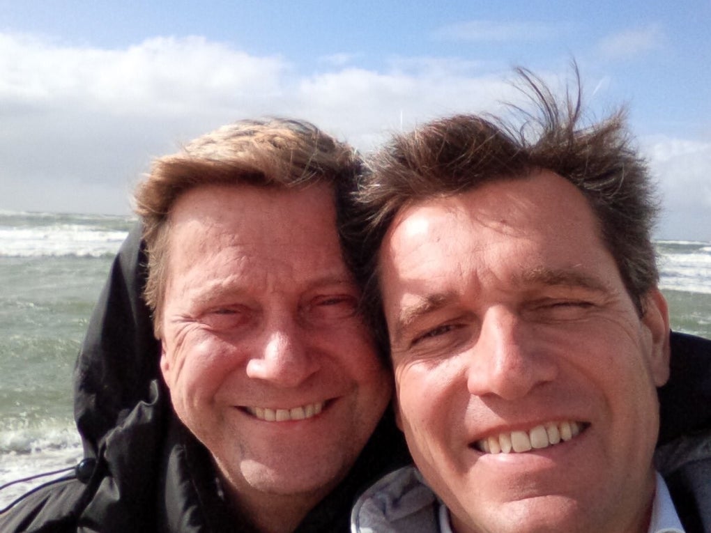 Zwei Männer posieren für ein Selfie Zwei Männer posieren für ein Selfie