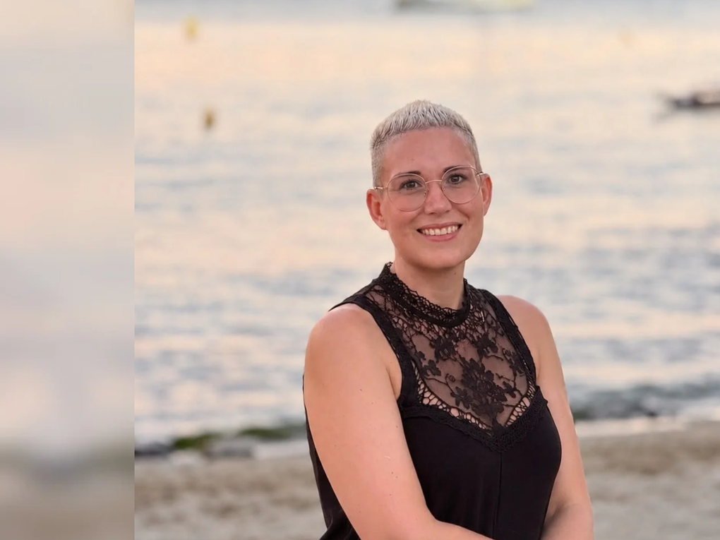 Eine Frau, die in die Kamera lächelt Eine Frau, die in die Kamera lächelt