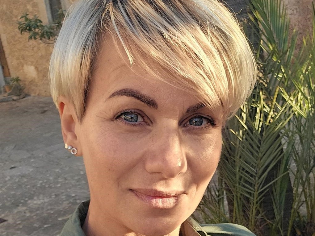 Eine Frau lächelt in die Kamera. Eine Frau lächelt in die Kamera.